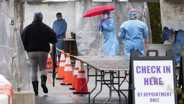 Zu dieser Teststation in Providence kann man auch zu Fuß gehen und sich auf das neuartige Coronavirus testen lassen. (Bild: AP)