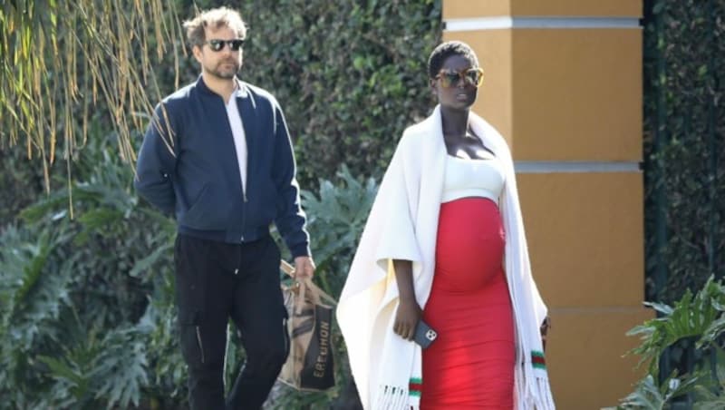 Joshua Jackson und Jodie Turner-Smith bei einem Spaziergang kurz vor der Niederkunft. (Bild: www.PPS.at)