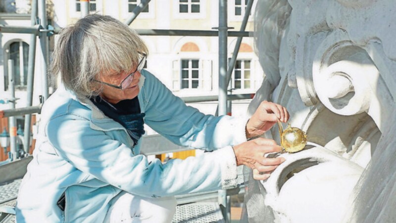 Teile der Pestsäule in Linz werden von Gina Gabriele renoviert und vergoldet. (Bild: Horst Einöder/ Flashpictures)