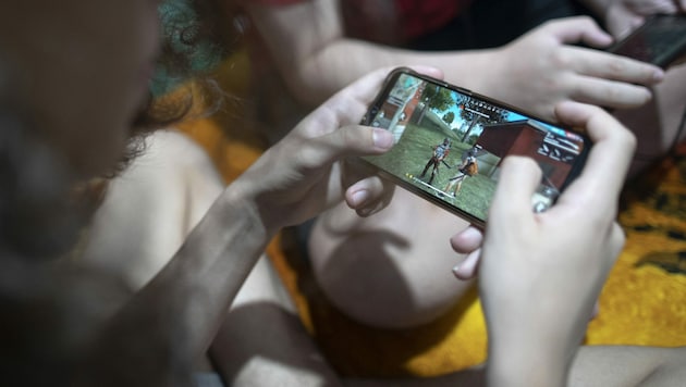 53 Prozent der Wiener Bevölkerung spielen am Smartphone. (Bild: AFP)