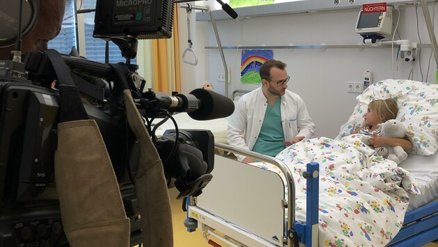 Knapp 60 Personen haben bei den Schorschi-Videos mitgewirkt. Gemeinsam wollen sie Kindern die Angst vor dem Krankenhaus nehmen. (Bild: tirol-kliniken)