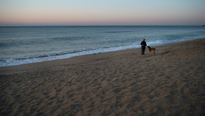 Der Strand von Badalona ist wie leer gefegt. (Bild: AP)