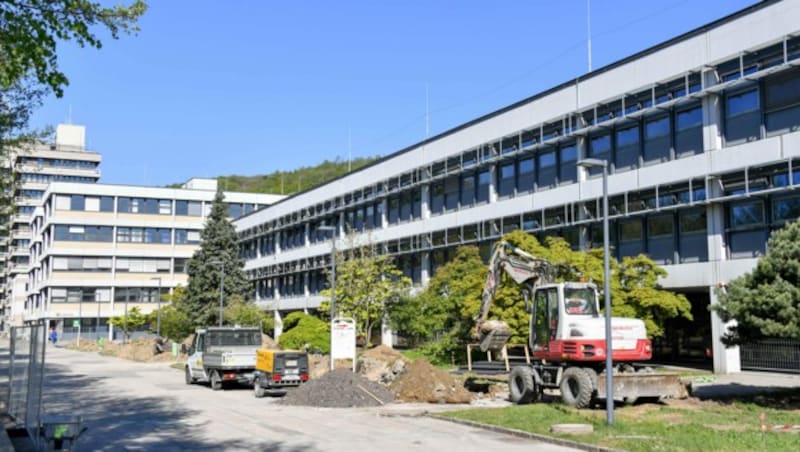 Der Campus der JKU in Linz ist derzeit nicht von Studierenden, sondern von Bauarbeiten geprägt. (Bild: © Harald Dostal)