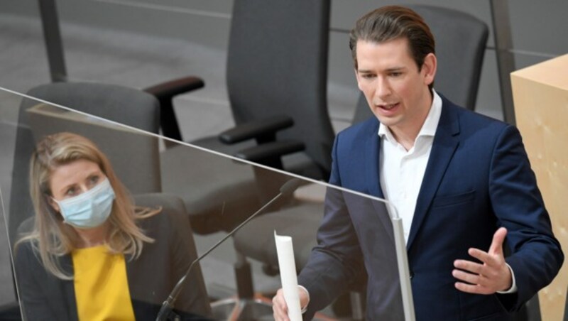 Frauenministerin Susanne Raab (ÖVP) und Bundeskanzler Sebastian Kurz (ÖVP) während der Nationalratssitzung am Mittwoch. (Bild: APA/ROLAND SCHLAGER)