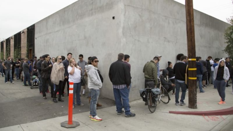 Nur eine Handvoll Boutiquen wie hier in Los Angeles boten die Apple Watch zum Verkaufsstart am 24. April 2015 an - dementsprechend lang waren die Warteschlangen der Fans. (Bild: AFP)