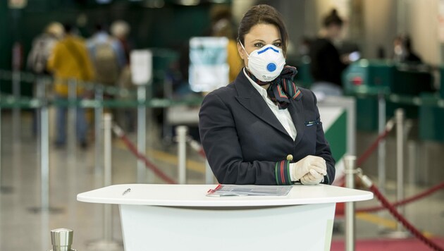 Die italienische Luftfahrtbehörde rechnet bis Ende 2020 mit dem Verlust von 120 Millionen Passagieren. (Bild: AP)