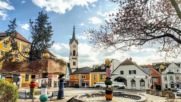 Menschenleer und voller Farben: Der Stadtplatz von Zwettl (Bild: Waldviertel Tourismus/Silvi Vel-Kam)