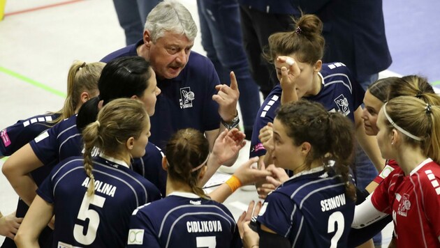 Uli Sernow und sein Damen-Team, das weiter in der Volley League angreifen soll. (Bild: Tröster Andreas)