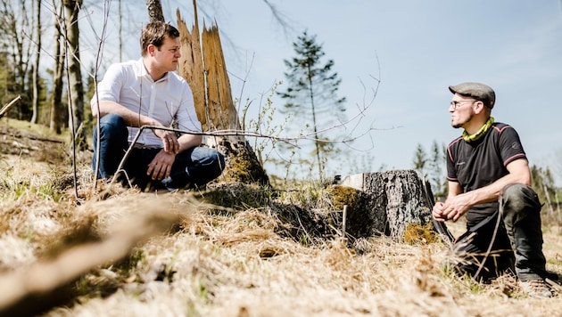Umweltlandesrat Stefan Kaineder (li.) mit dem verzweifelten Forstwirt Lukas Ganser (Bild: Werner Dedl)