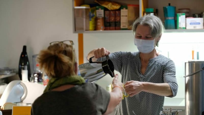 Helene Stockinger schenkt Kaffee ein. (Bild: Horst Einöder)