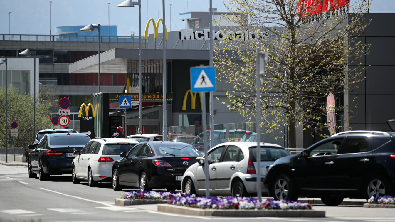 Lange Autokolonnen vor dem McDonald‘s nahe des Salzburger Flughafens. (Bild: Andreas Tröster)