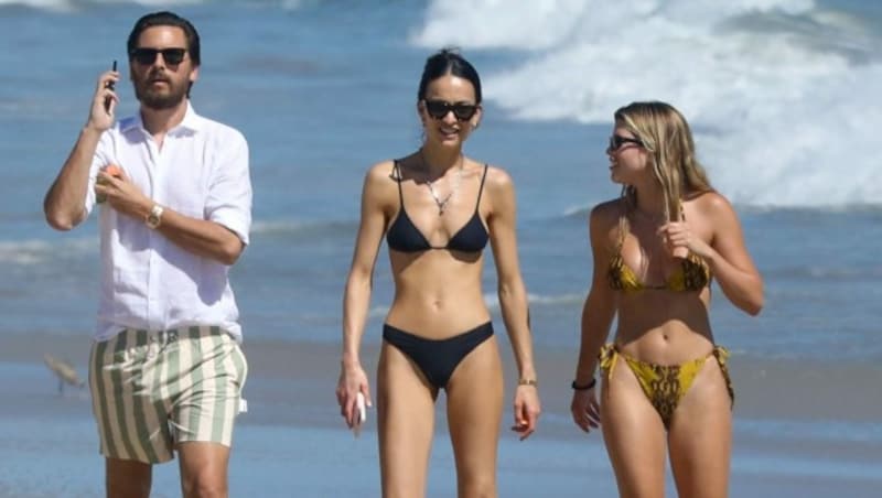 Sofia Richie mit ihrem Freund Scott Disick und einer Freundin beim Strandspaziergang (Bild: www.photopress.at)