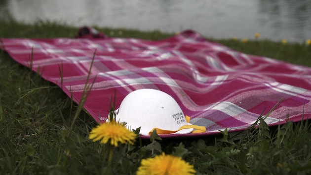 Vizebürgermeister Bernhard Auinger will den Betrieb in den städtischen Schwimmbädern mit Picknickdecken retten. Die sollen auf den Liegewiesen für den nötigen Abstand sorgen. (Bild: Tröster Andreas)