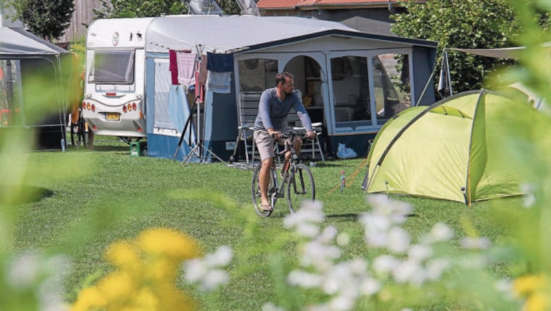 Maximale Freiheit bei oft gar nicht so wenig Luxus: Der Campingurlaub wird zusehends „jünger“. (Bild: Christian Jauschowetz)