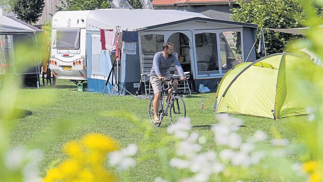 Maximale Freiheit bei oft gar nicht so wenig Luxus: Der Campingurlaub wird zusehends „jünger“. (Bild: Christian Jauschowetz)