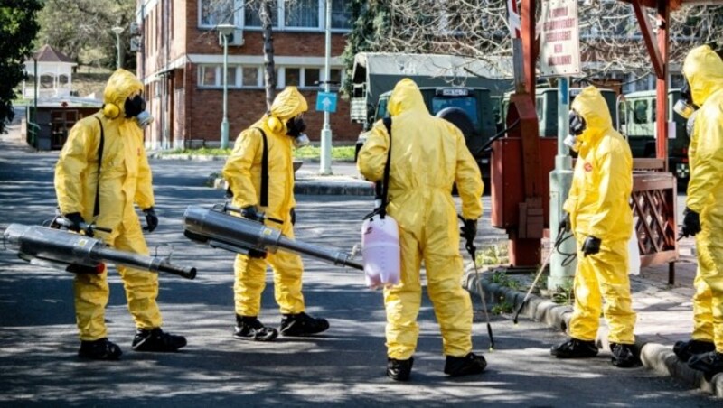 Soldaten der ungarischen Armee desinfizieren den Garten und das Gebäude eines Altenheims in Budapest. (Bild: AFP)