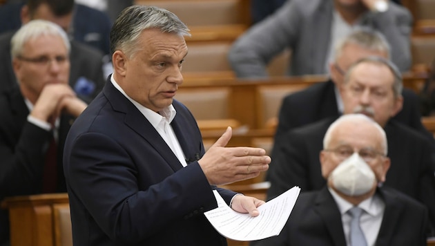 Der ungarische Premierminister Viktor Orban hat eine Regierungsanordnung erlassen, aufgrund der Krankenhaus-Patienten schneller entlassen werden sollen. Es geht darum, Platz für Covid-19-Patienten zu schaffen. (Bild: AP)