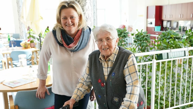 Anna Rupar ist fast 105 Jahre alt und lobt ihre Chefin Anita Freismuth-Jauschneg (Bild: Sepp Pail)