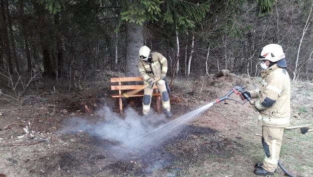 Feuerwehr Unternberg im Kampf gegen einen Großbrand (Bild: FF Unternberg)