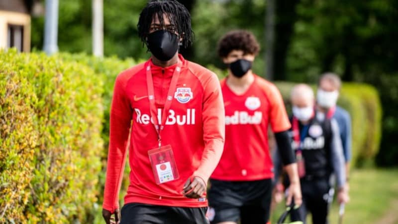 Die Salzburg-Kicker Ashimeru und Ramalho auf dem Weg zum Training. (Bild: GEPA pictures/ Jasmin Walter)