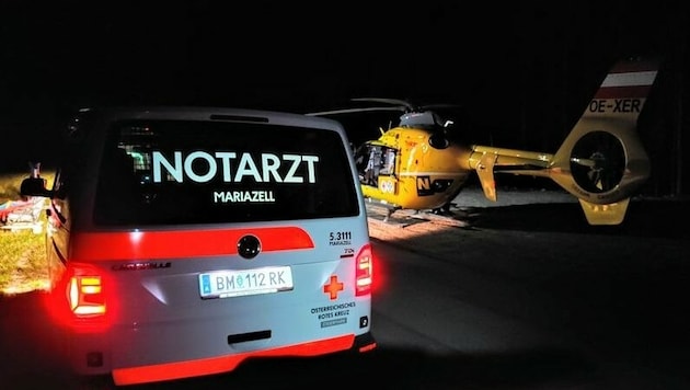 Schwerst verletzt fanden die Einsatzkräfte den Verletzten unter einer Böschung (Bild: Rotes Kreuz Mariazellerland | Leodolter B.)
