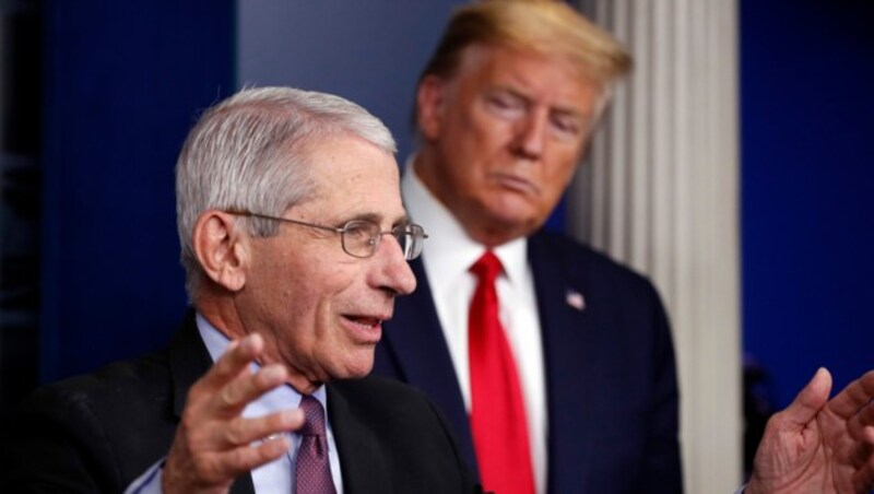 Donald Trump und Dr. Anthony Fauci (Bild: AP/Alex Brandon)