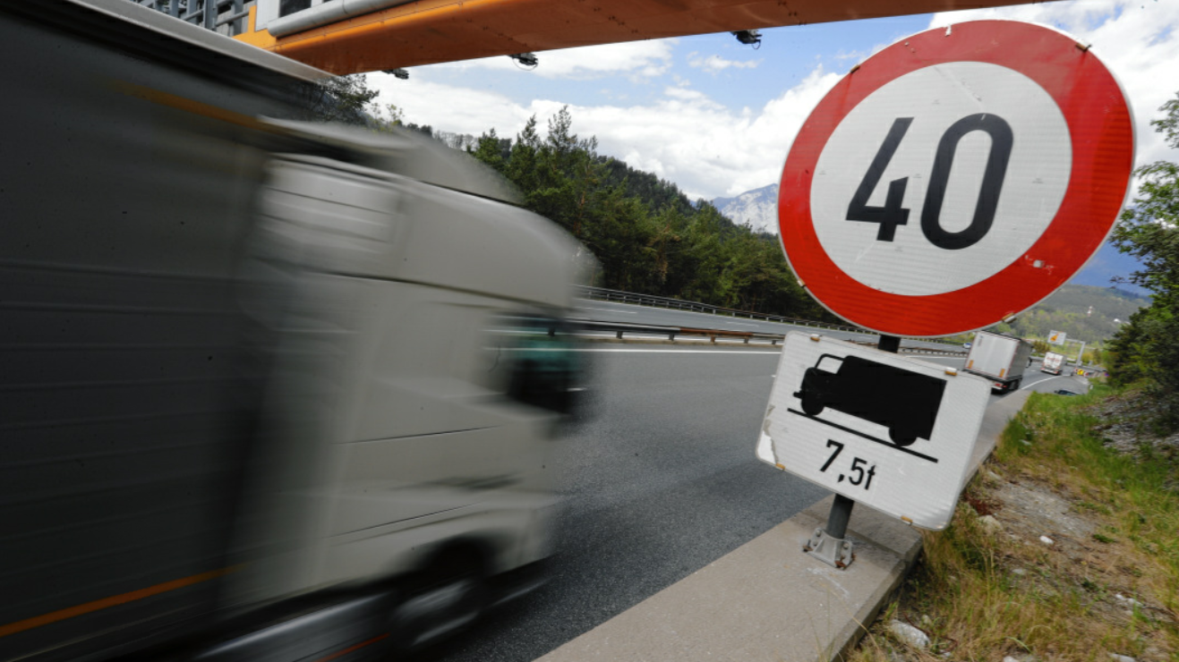 Manche Lkw-Fahrer nützen die Freiräume auf Tirols Straßen aus, halten sich nicht an Tempo-Limits oder Überholverbote. (Bild: Christof Birbaumer)