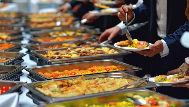 Das übliche Gedränge an Buffets birgt ein großes Ansteckungsrisiko. (Bild: stock.adobe.com)