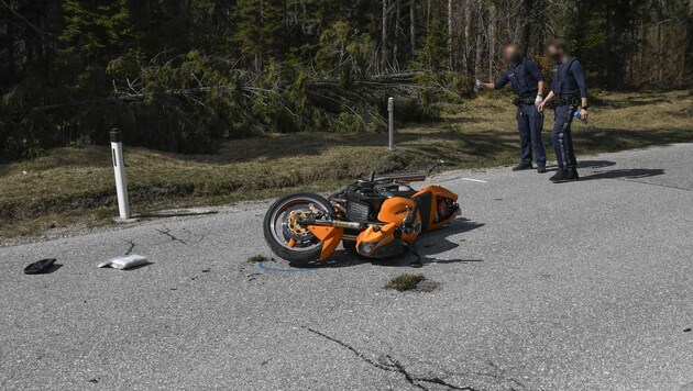 In Telfs kam es am Sonntag zu einem Motorraunfall, dabei wurde der Biker mittelschwer verletzt und mit der Rettung ins Krankenhaus verbracht. (Bild: Zeitungsfoto.at/Team)