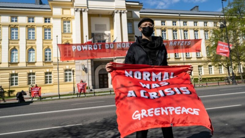 Aktivisten fordern, nicht wieder so zu leben wie vor der Coronavirus-Krise. Sie betrachten die Politik der polnischen Regierung als nicht normal. (Bild: APA/AFP/Wojtek RADWANSKI)