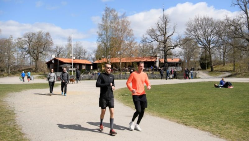 Sportler und Passanten am 26. April in Schweden (Bild: AFP)