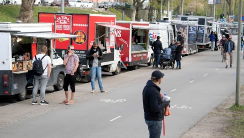 Foodtrucks am 26. April in Schweden (Bild: AFP)