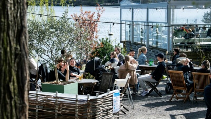 Ein Restaurant in Stockholm am 26. April 2020 (Bild: AP)