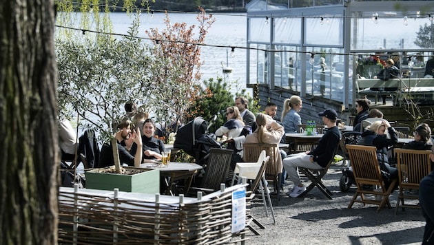 Ein Restaurant in Stockholm am 26. April 2020 (Bild: AP)