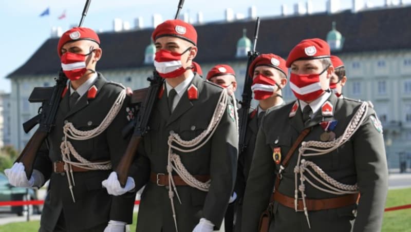 Soldaten des Bundesheeres mit Schutzmasken vor der Kranzniederlegung der Bundesregierung anlässlich 75 Jahre Zweite Republik (Bild: APA/ROLAND SCHLAGER)