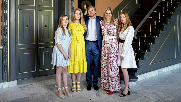 König Willem-Alexander mit Königin Maxima und den Töchtern Amalia, Alexia und Ariane (Bild: AFP)