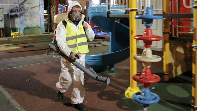 Ein Spielplatz in Rumänien wird desinfiziert. (Bild: The Associated Press)