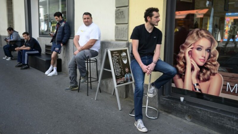 Eine Schlange vor einem Friseursalon in der Schweizer Stadt Lausanne am Montag. (Bild: AFP)