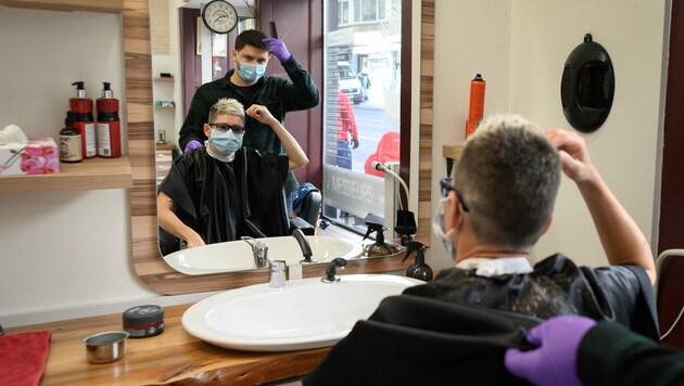 Auch in der Schweiz gilt beim Besuch eines Friseursalons Maskenpflicht für den Friseur und den Kunden. In Österreich ist der Besuch eines Friseurs erst ab 2. Mai wieder möglich. (Bild: AFP)