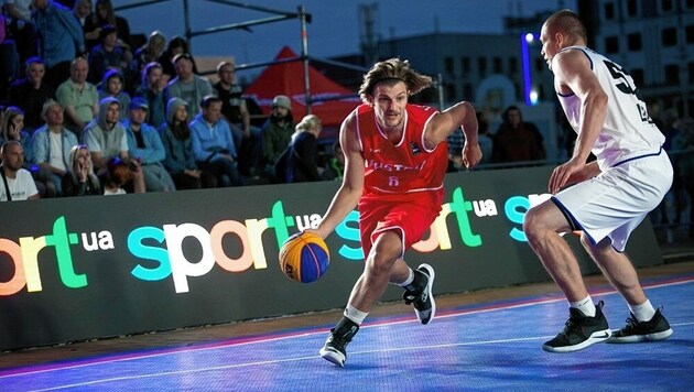 Der Grazer Moritz Lanegger (am Ball) ist im neuen 3x3 bärenstark, wurde bei der EM 6. (Bild: FIBA)