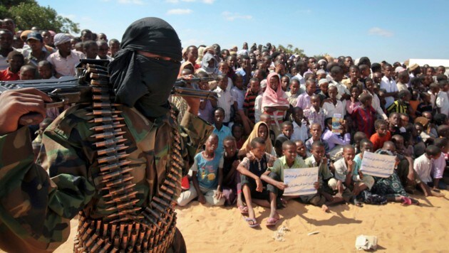 Ein bewaffnetes Mitglied der Terrorgruppe Al-Shabaab. Bei einem Luftangriff der US-Streitkräfte gegen die Terrormiliz kamen zwei Zivilisten um Leben und drei weitere wurden verletzt. (Bild: AP)