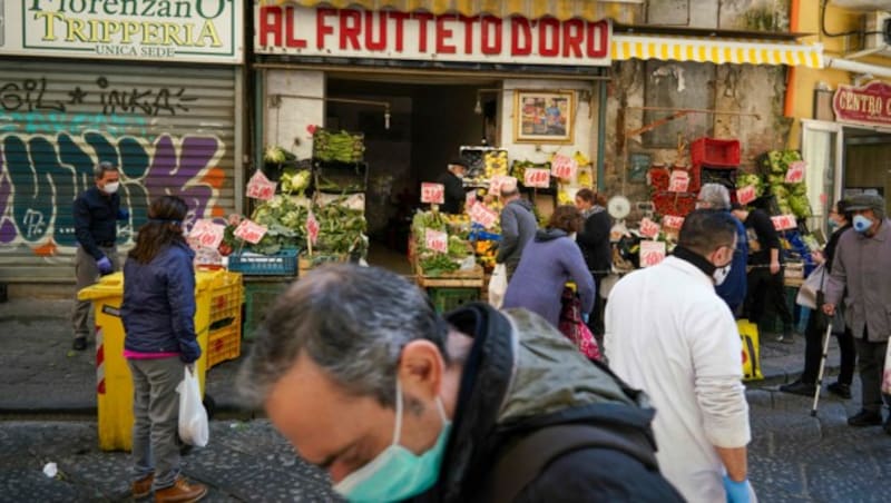 Ein Markt in der süditalienischen Großstadt Neapel. Seit Montag dürfen Cafés und Pizzerien wieder öffnen, um Speisen und Getränke auszuliefern. (Bild: AP)