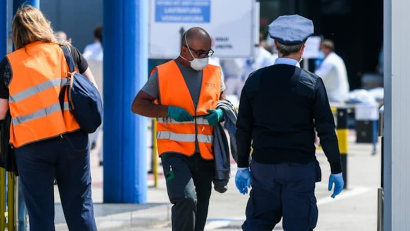 Eine Autofabrik von Fiat-Chrysler in Pescara, die nach den Lockerungen der Corona-Maßnahmen in Italien wieder geöffnet hat. (Bild: AFP)