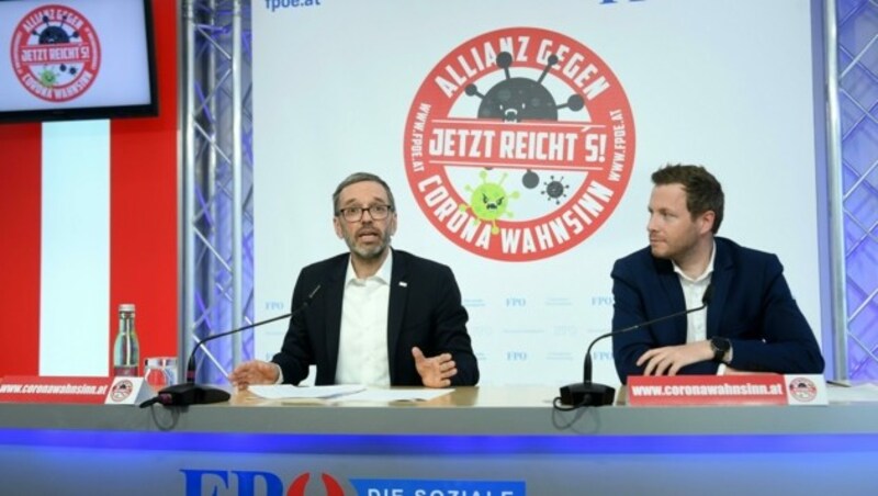 FPÖ-Klubobmann Herbert Kickl und FPÖ-Generalsekretär Michael Schnedlitz am Montag bei der Pressekonferenz „Allianz gegen den Corona-Wahnsinn“ in Wien (Bild: APA/HELMUT FOHRINGER)