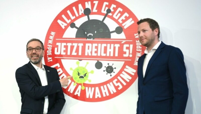 Kickl (l.) und Schnedlitz (r.) präsentierten am Montag das Logo ihrer „Allianz gegen den Corona-Wahnsinn“. (Bild: APA/HELMUT FOHRINGER)