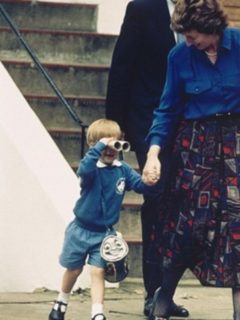 Prinz Harry im Jahr 1987 mit seiner Kindergärtnerin Jane Mynors: Er hatte damals eine „Thomas, die Lokomotive“-Tasche. (Bild: APA/AP)