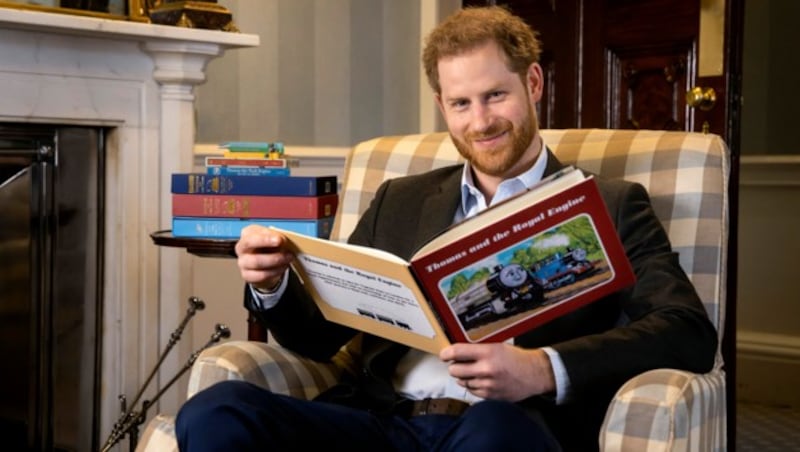 Prinz Harry mit dem Kinderbuch „Thomas und die Lokomotive“ (Bild: Mattel, Inc)