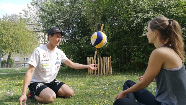Immer am Volleyball: Julian Seidl mit seiner Freundin Anna (Bild: Julian Hörl)
