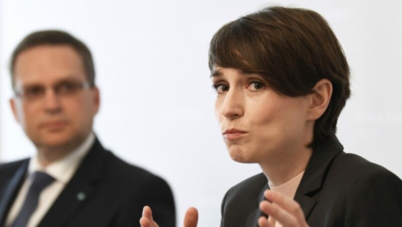 Die Grüne Klubobfrau Sigrid Maurer und ÖVP-Klubchef August Wöginger im Hintergrund. Maurer kritisierte am Dienstag Teile der Opposition für die Verweigerung einer Sondersitzung des Bundesrates. (Bild: APA/ROBERT JAEGER)