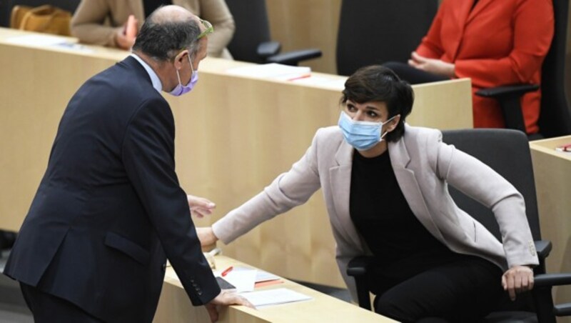 Nationalratspräsident Wolfgang Sobotka im Gespräch mit der SPÖ-Chefin Pamela Rendi-Wagner. Die SPÖ zeigte sich während der Sitzung besorgt über mögliche Eingriffe in die Grundrechte. (Bild: APA/ROBERT JAEGER)